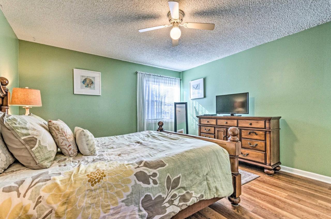 Renovated Pensacola With Community Pool! Apartment