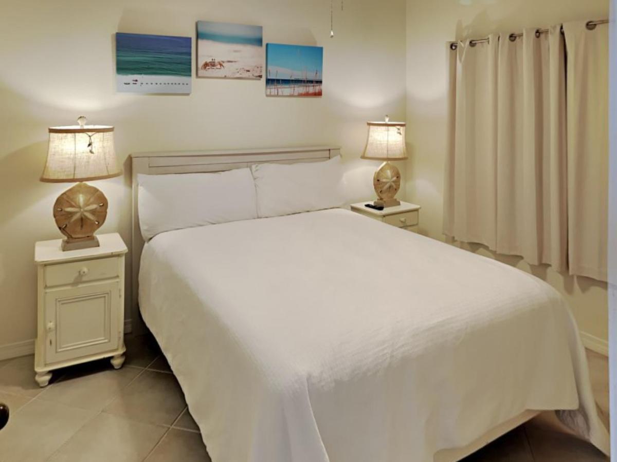Amazing In Pensacola With Heated Swimming Pool, Outdoor Swimming Pool And 2 Bedrooms Apartment
