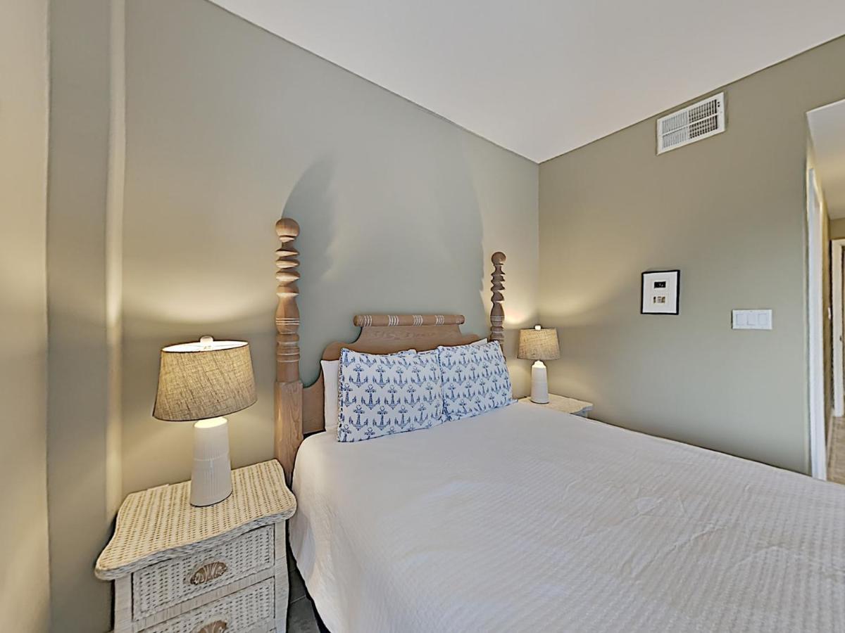 Awesome In Pensacola With Outdoor Swimming Pool And 3 Bedrooms *