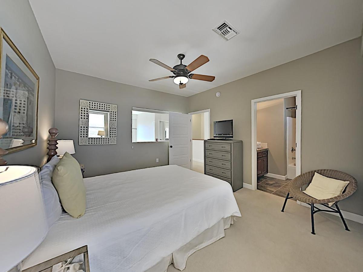 Awesome In Pensacola With Outdoor Swimming Pool And 3 Bedrooms Apartment *