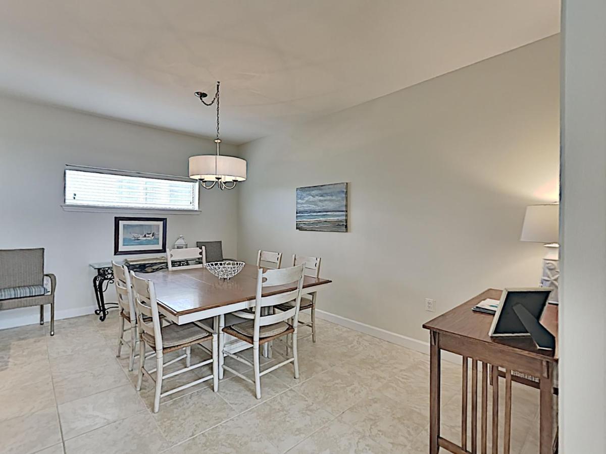 Awesome In Pensacola With Outdoor Swimming Pool And 3 Bedrooms *