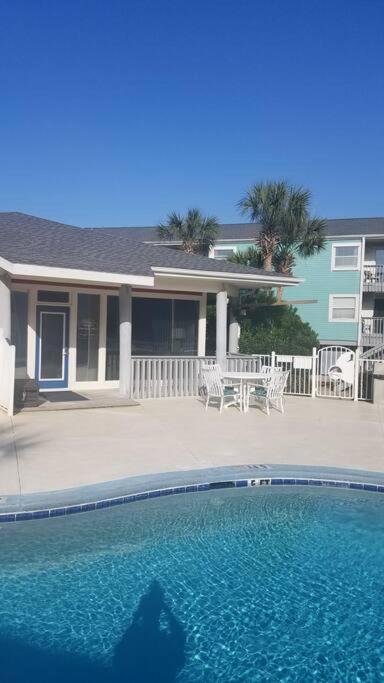 Quiet 2 Bedroom On Gulf With Pool And Pond * Pensacola Beach