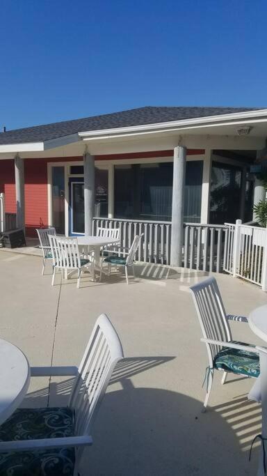 Quiet 2 Bedroom On Gulf With Pool And Pond Apartment