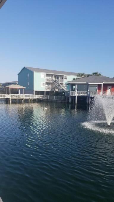 Quiet 2 Bedroom On Gulf With Pool And Pond *