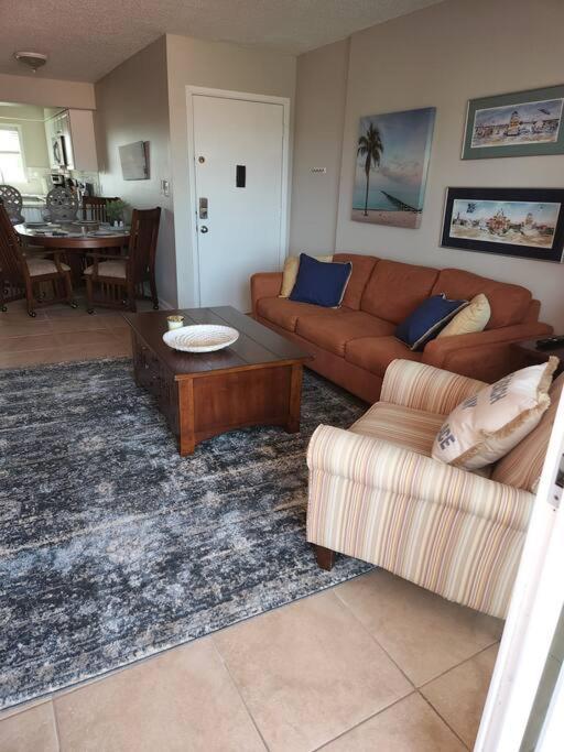 Quiet 2 Bedroom On Gulf With Pool And Pond Apartment