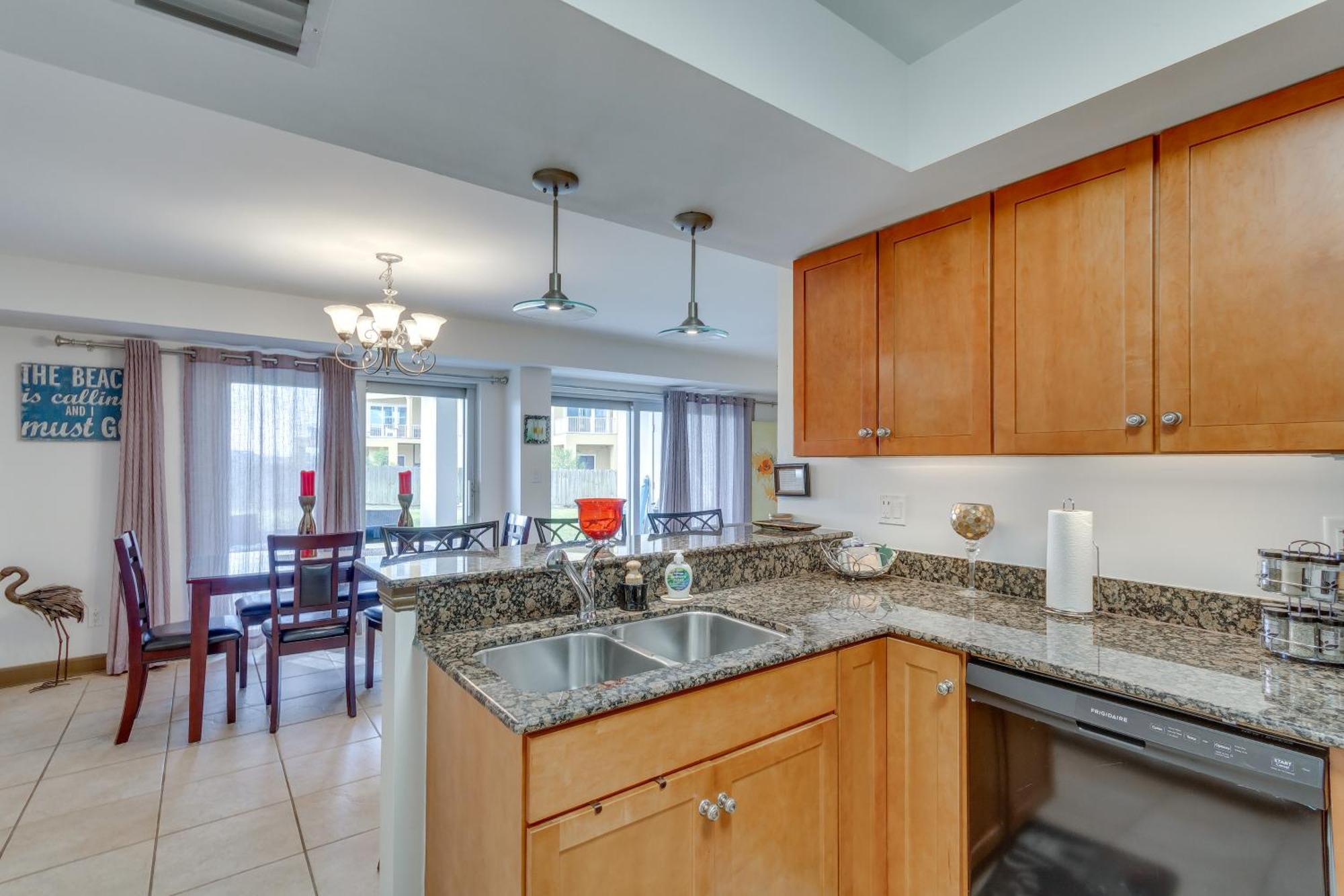 Apartment Pensacola With Patio And Access To Beach! *