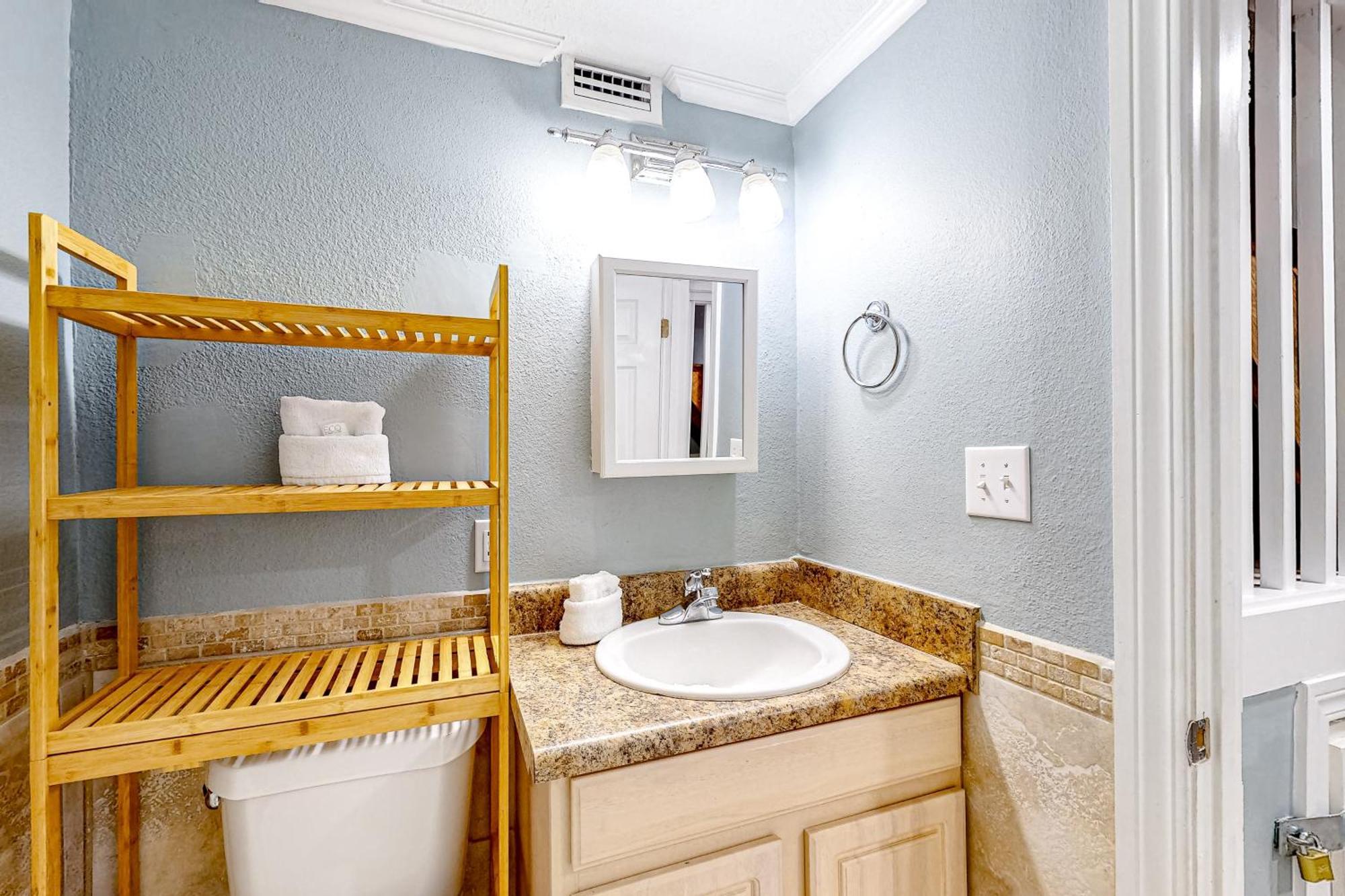 Apartment Dollar E201 *