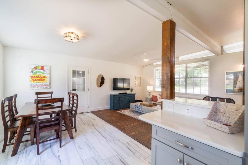 Red Flamingo - New Listing In Gulf Breeze Fl! Holiday home *