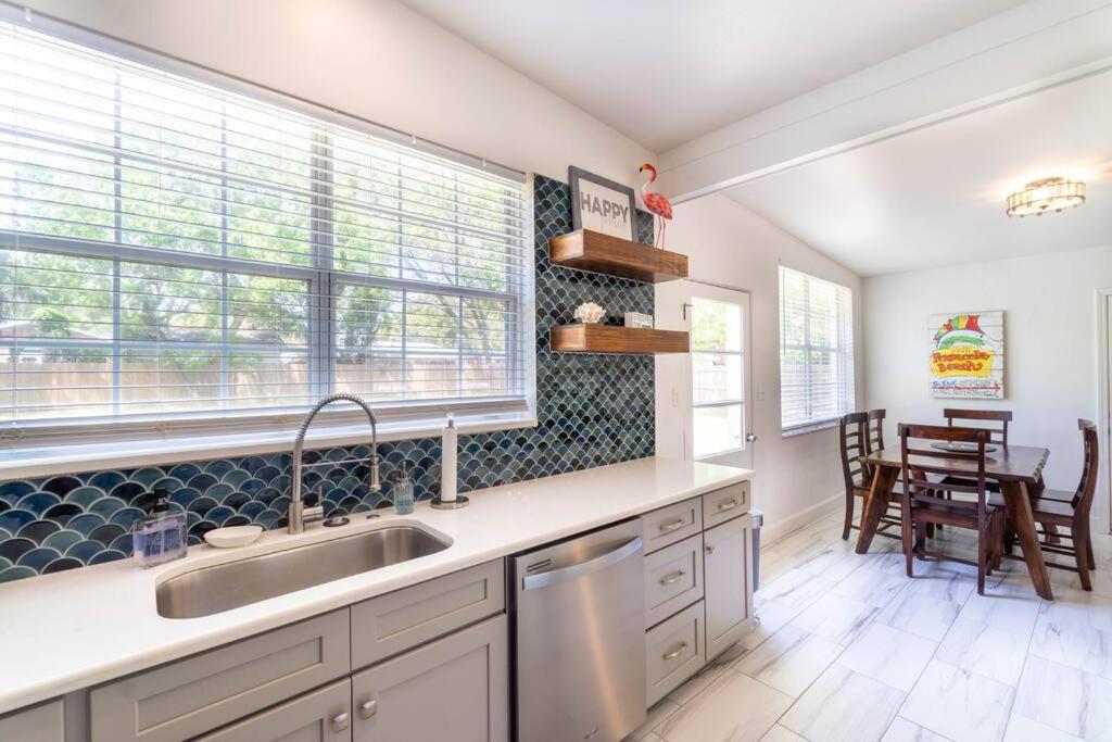Red Flamingo - New Listing In Gulf Breeze Fl! * Pensacola Beach