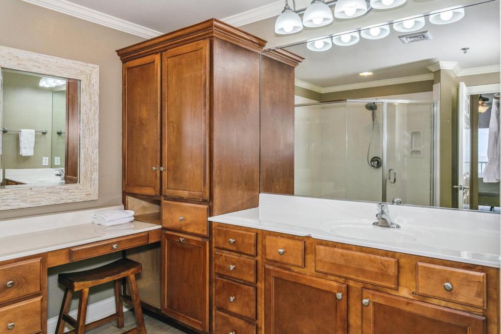 Apartment Emerald Dolphin 3b - 1330
