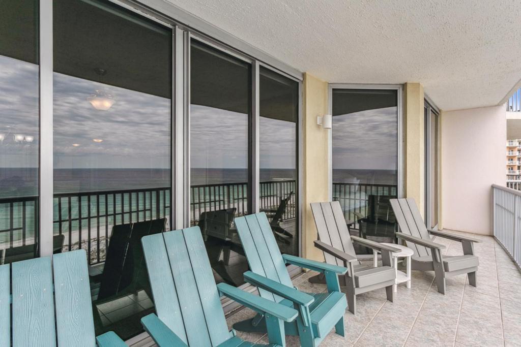 Apartment Emerald Dolphin 3b - 1330 *