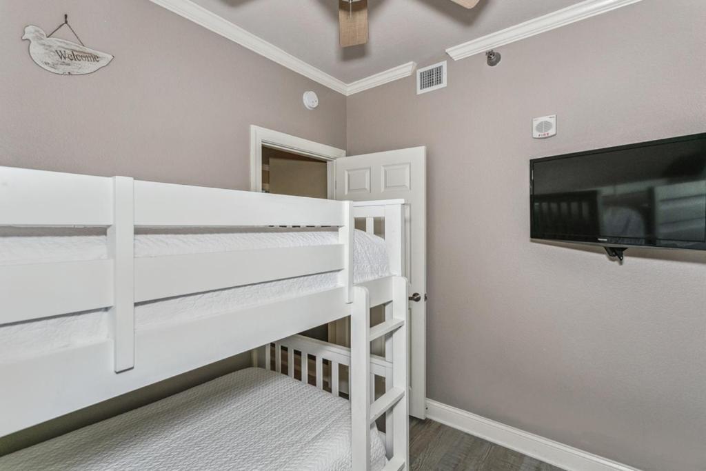 Apartment Emerald Dolphin 3b - 1330 *