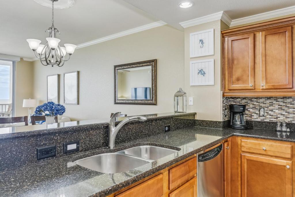 Apartment Emerald Dolphin 3b - 1330