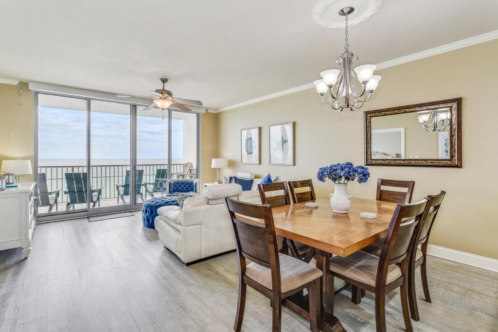Apartment Emerald Dolphin 3b - 1330 *