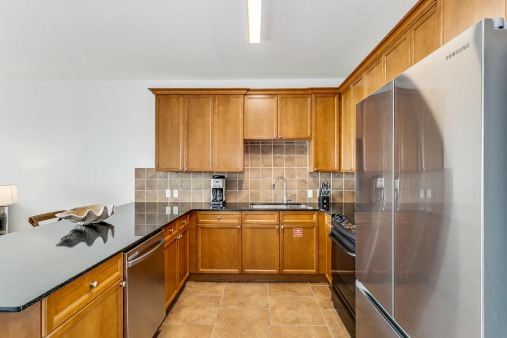 Club 1b - 205b Apartment *