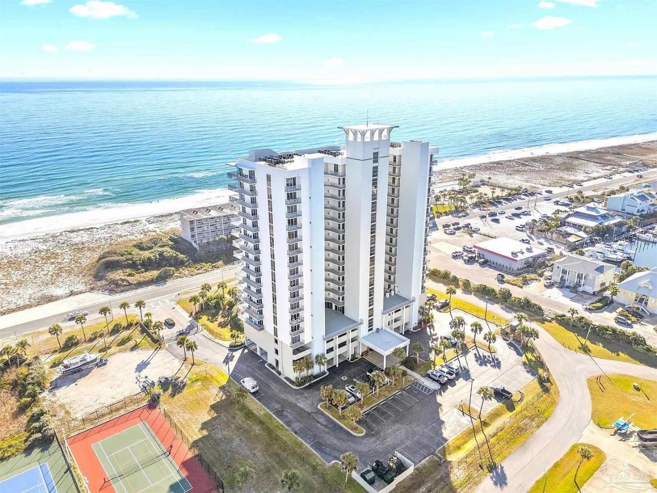 Apartment Emerald Dolphin 3b - 1330 *