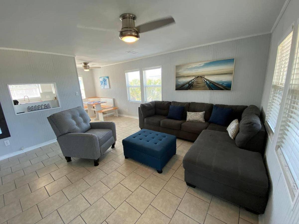 Full 3 Bedroom Beach House By Gulf Life Holiday home
