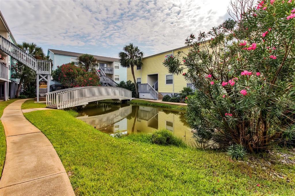 Renovated Pensacola With Community Pool!